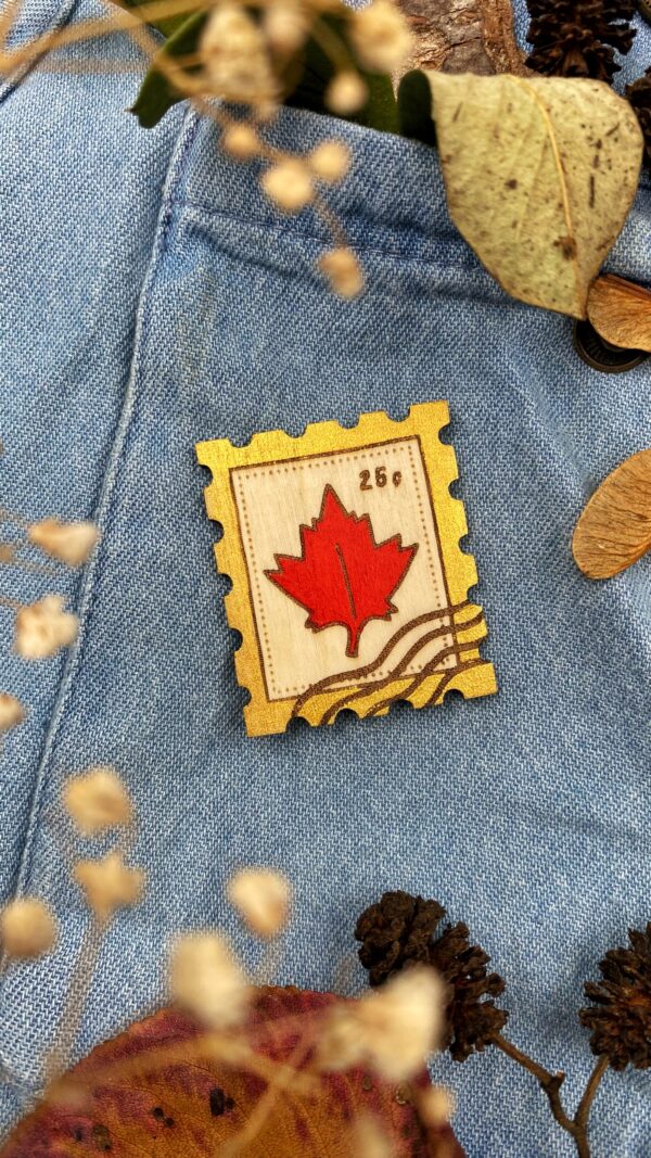 broche bois pins timbre erable canada clohey2 scaled