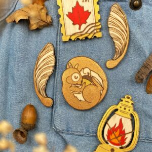 broche bois pins timbre erable canada ecureil lampe tempete samares helicoptere clohey2 scaled